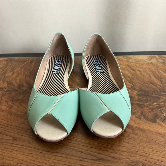 Esska Mint Leather Open Toe Flat, New in Box - Picture 5 of 8